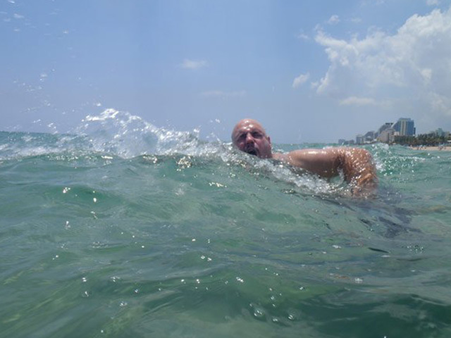 Eduardo Feo swimming